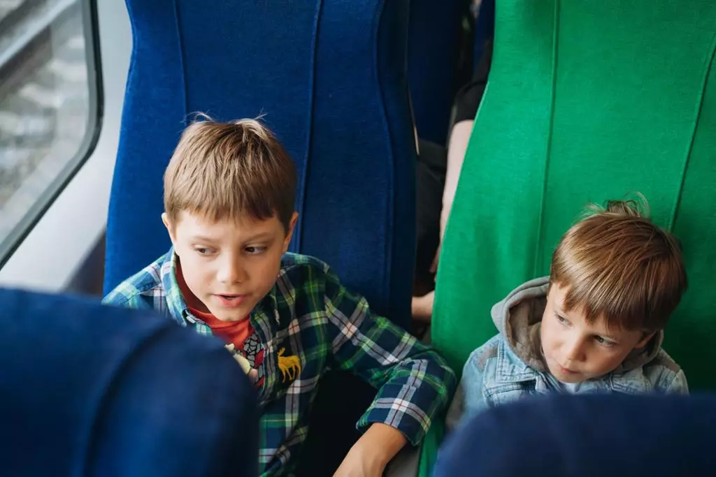 Praktyczne wskazówki dla podróżujących z dziećmi busem